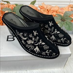 Bijou New York Black Embroidered Suede Wedge Heel Mule Size 8 NIB
